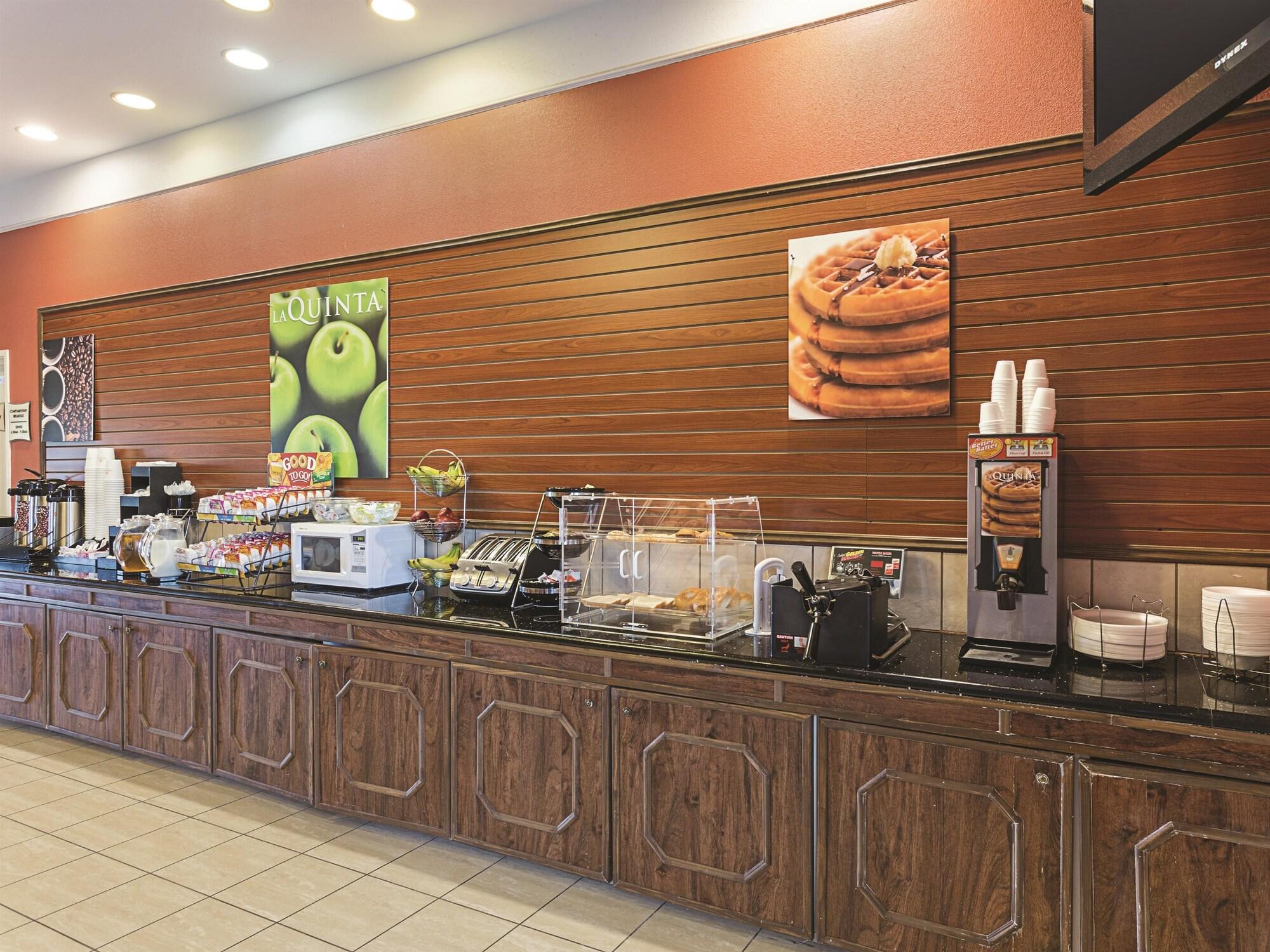 Baymont Inn & Suites Brenham Bagian luar foto