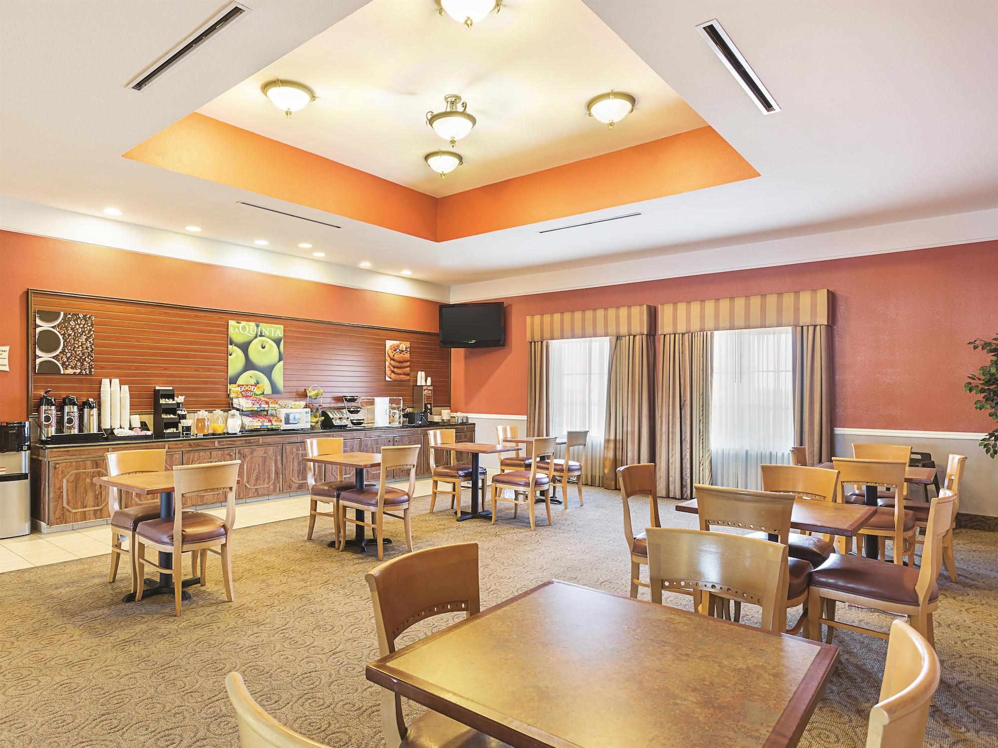 Baymont Inn & Suites Brenham Bagian luar foto
