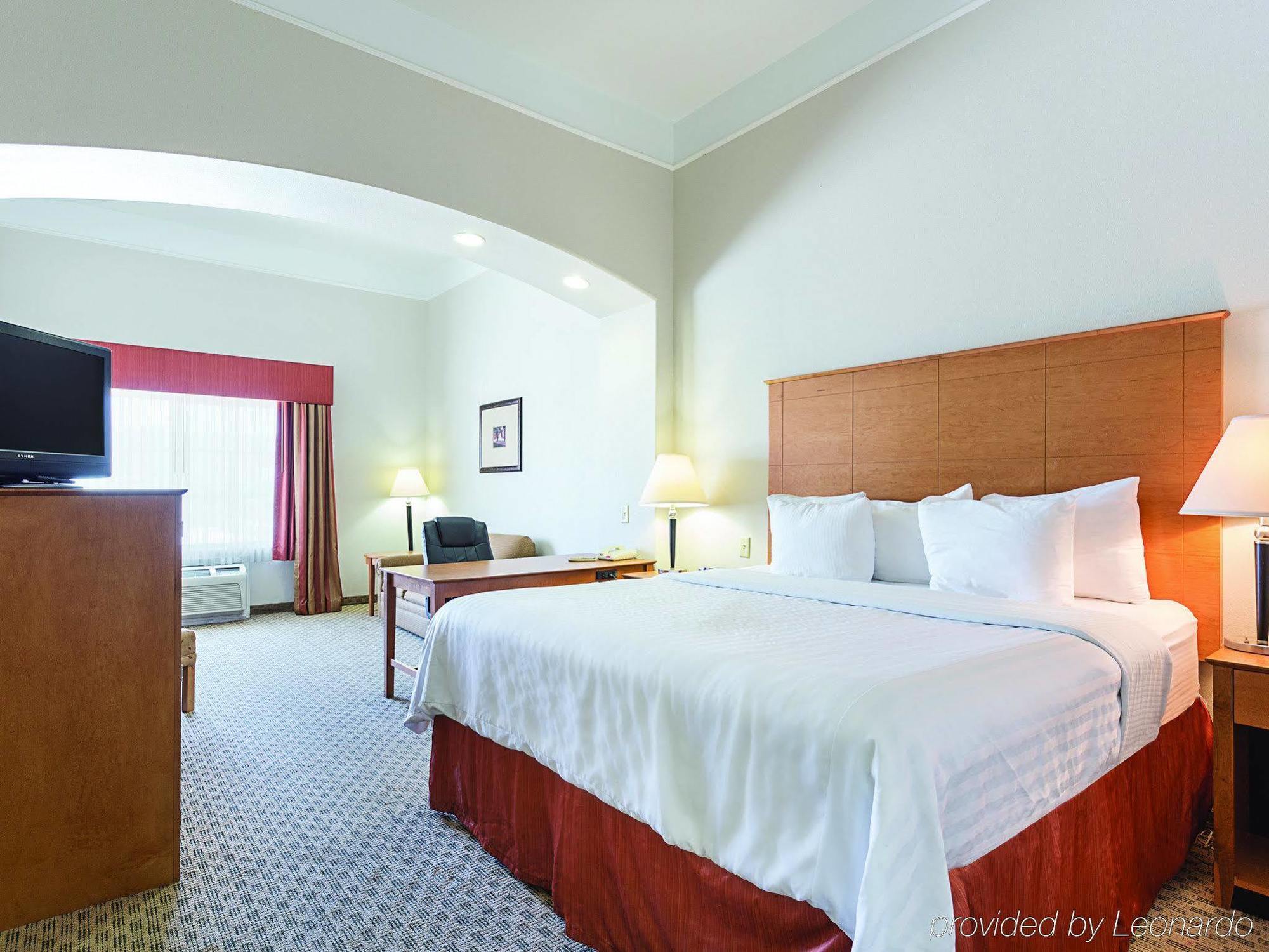 Baymont Inn & Suites Brenham Bagian luar foto