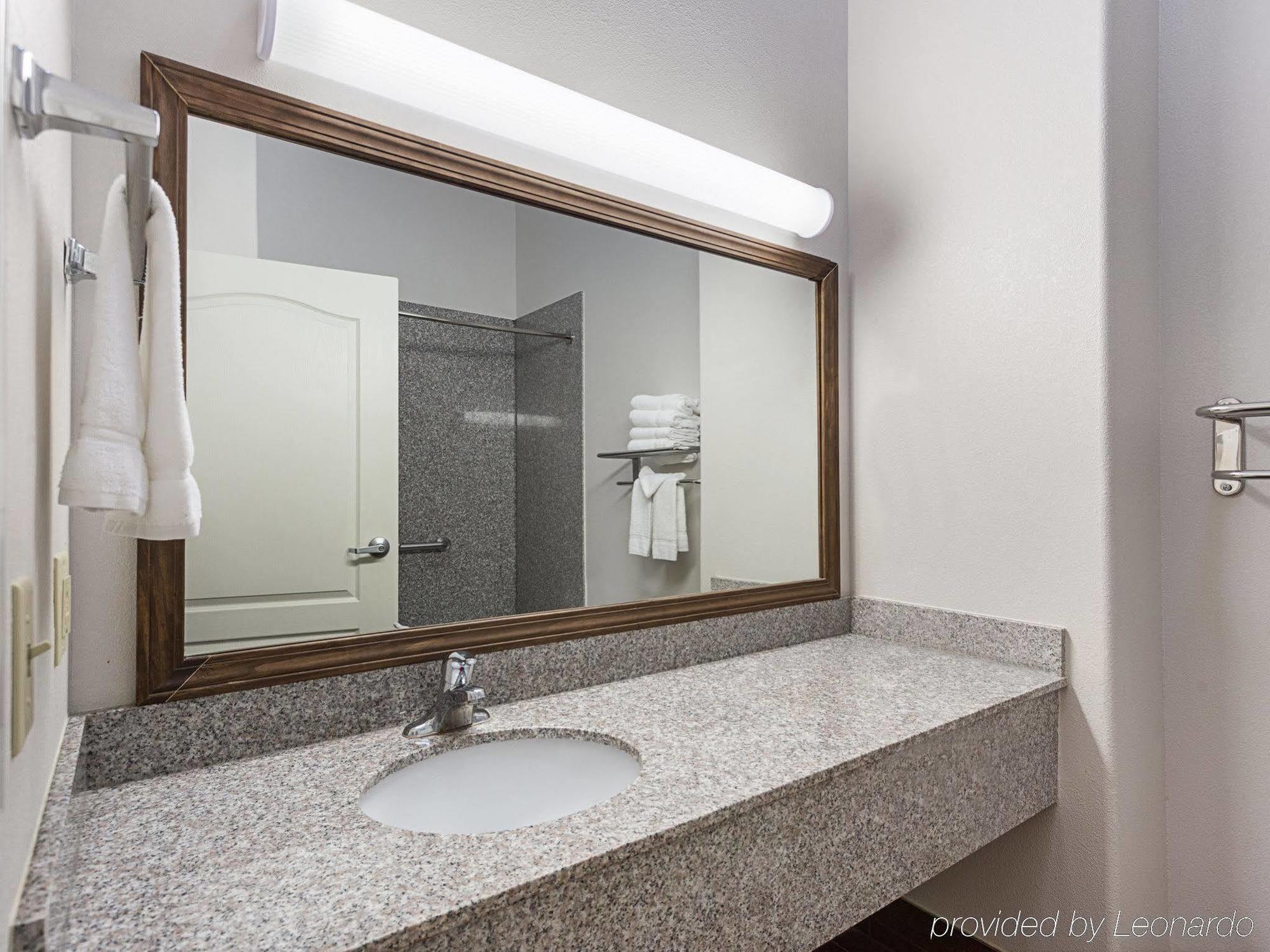 Baymont Inn & Suites Brenham Bagian luar foto