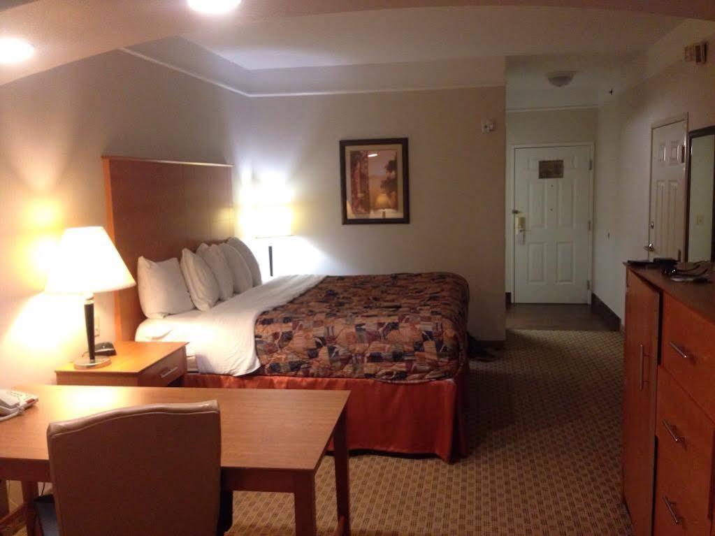 Baymont Inn & Suites Brenham Bagian luar foto