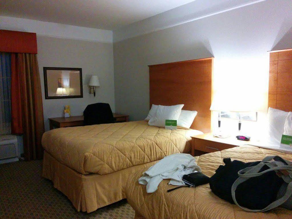 Baymont Inn & Suites Brenham Bagian luar foto